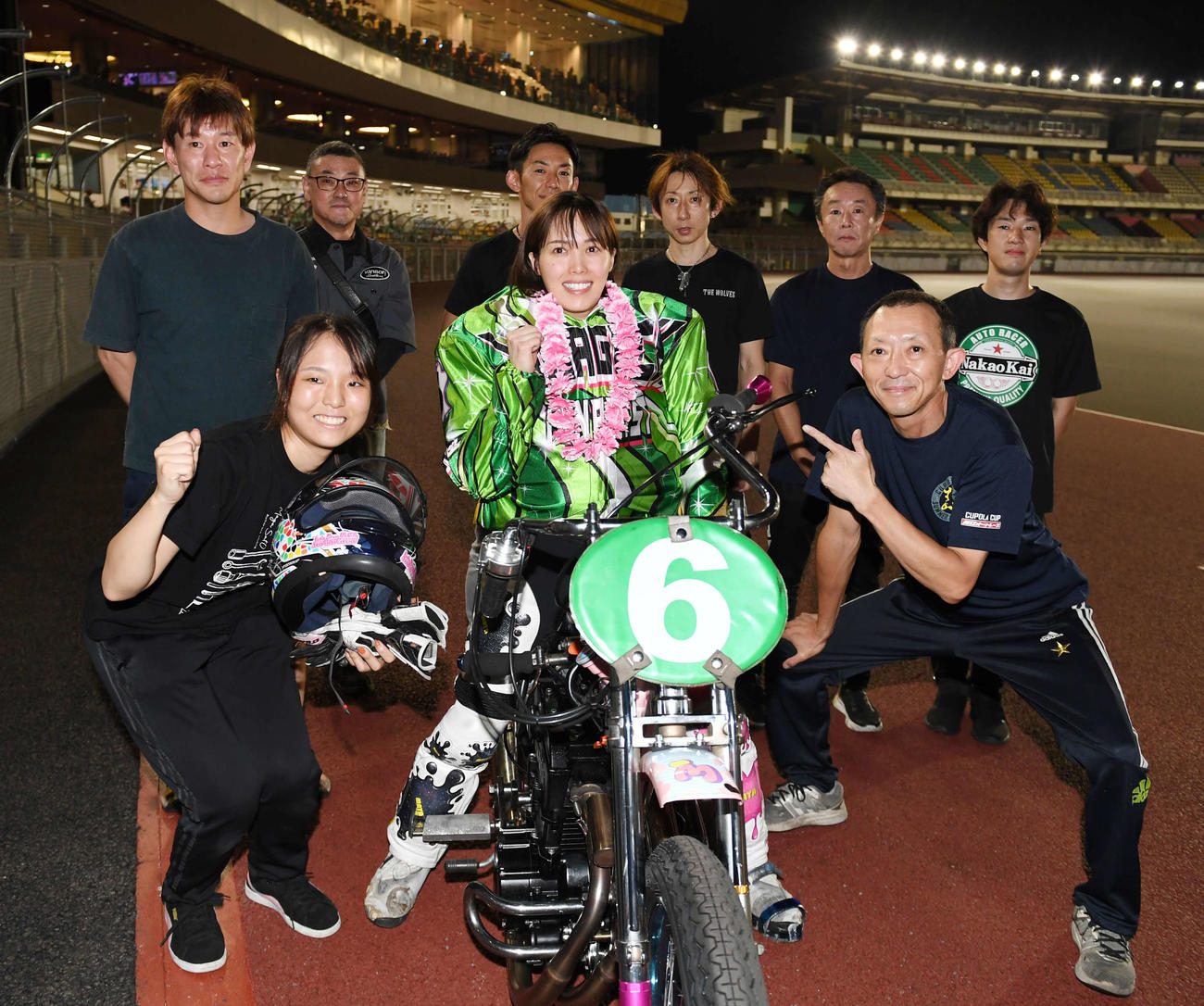 キューポラ杯で優勝した佐藤摩弥（前列中央）は若井友和（同右）ら仲間から祝福される（撮影・柴田隆二）