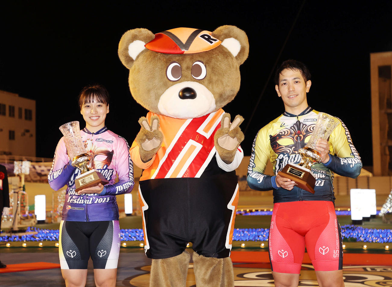 優勝しクリスタルカップを手にする久米詩（左）と松浦悠士（撮影・鈴木正人）