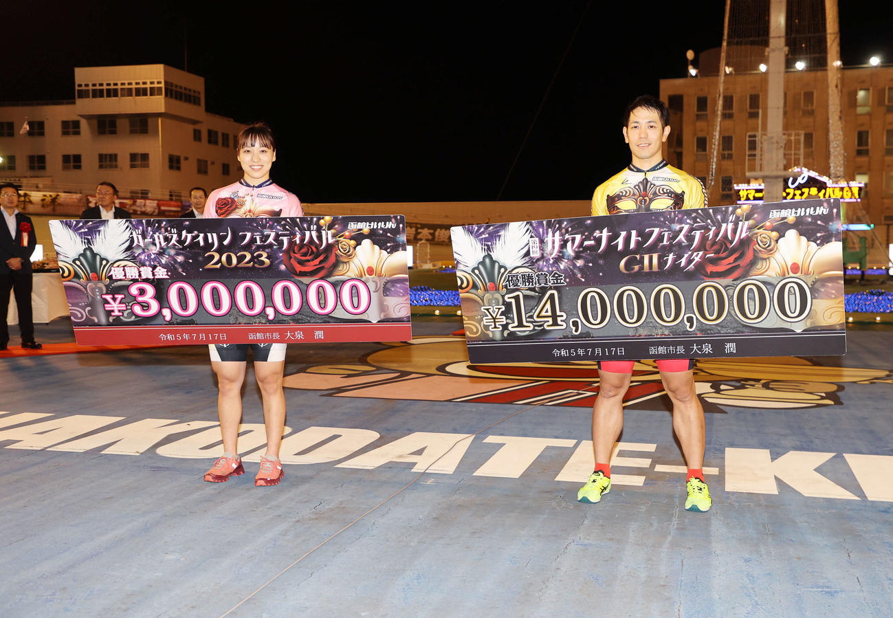 優勝し賞金ボードを手にする久米詩（左）と松浦悠士（撮影・鈴木正人）