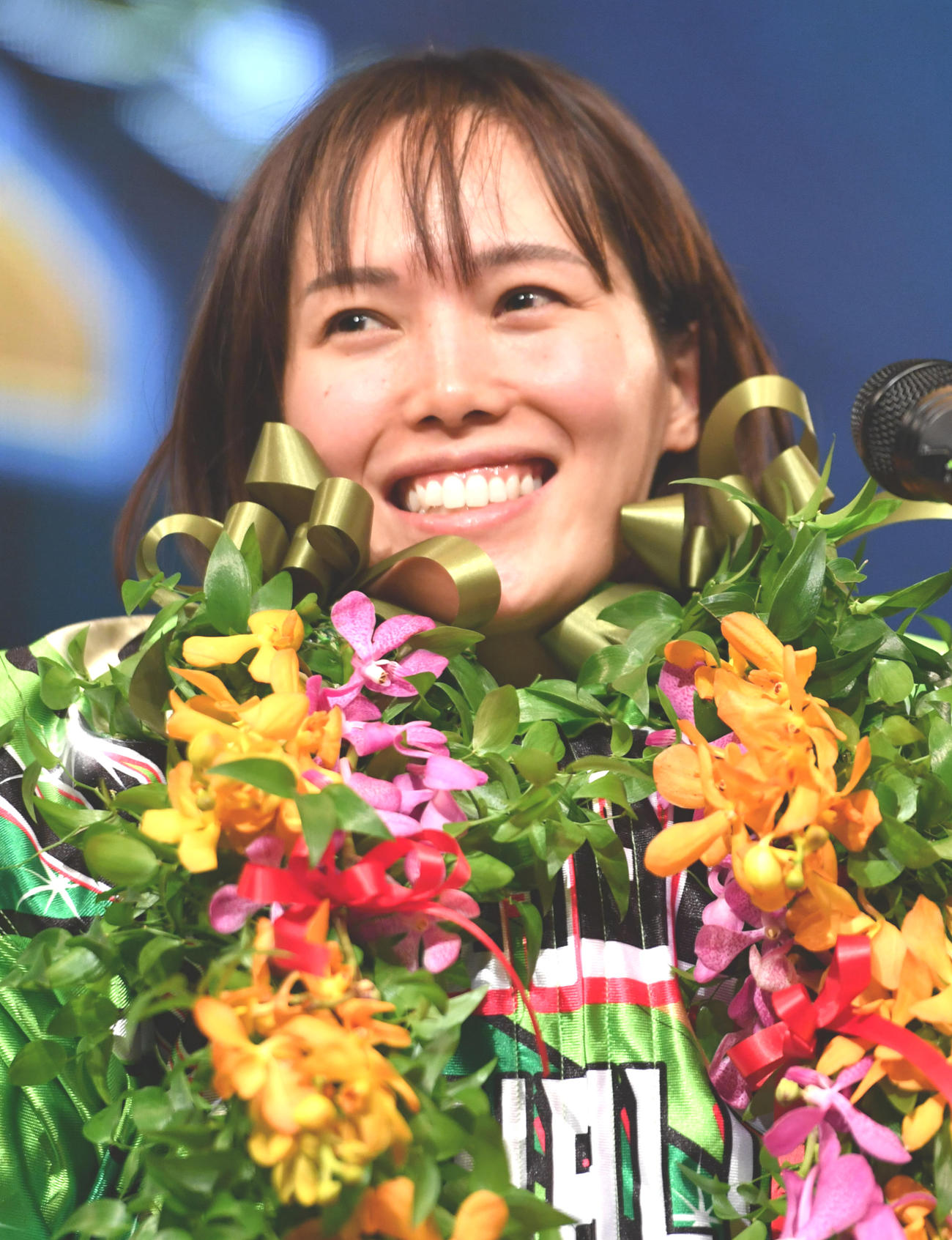 キューポラ杯で優勝し、表彰式で笑顔を見せる佐藤摩弥（撮影・柴田隆二）