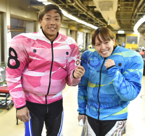 日本選手権でSG初優出を決めた佐藤摩弥（右）は同期の青山周平と喜び合う（2018年11月3日撮影）