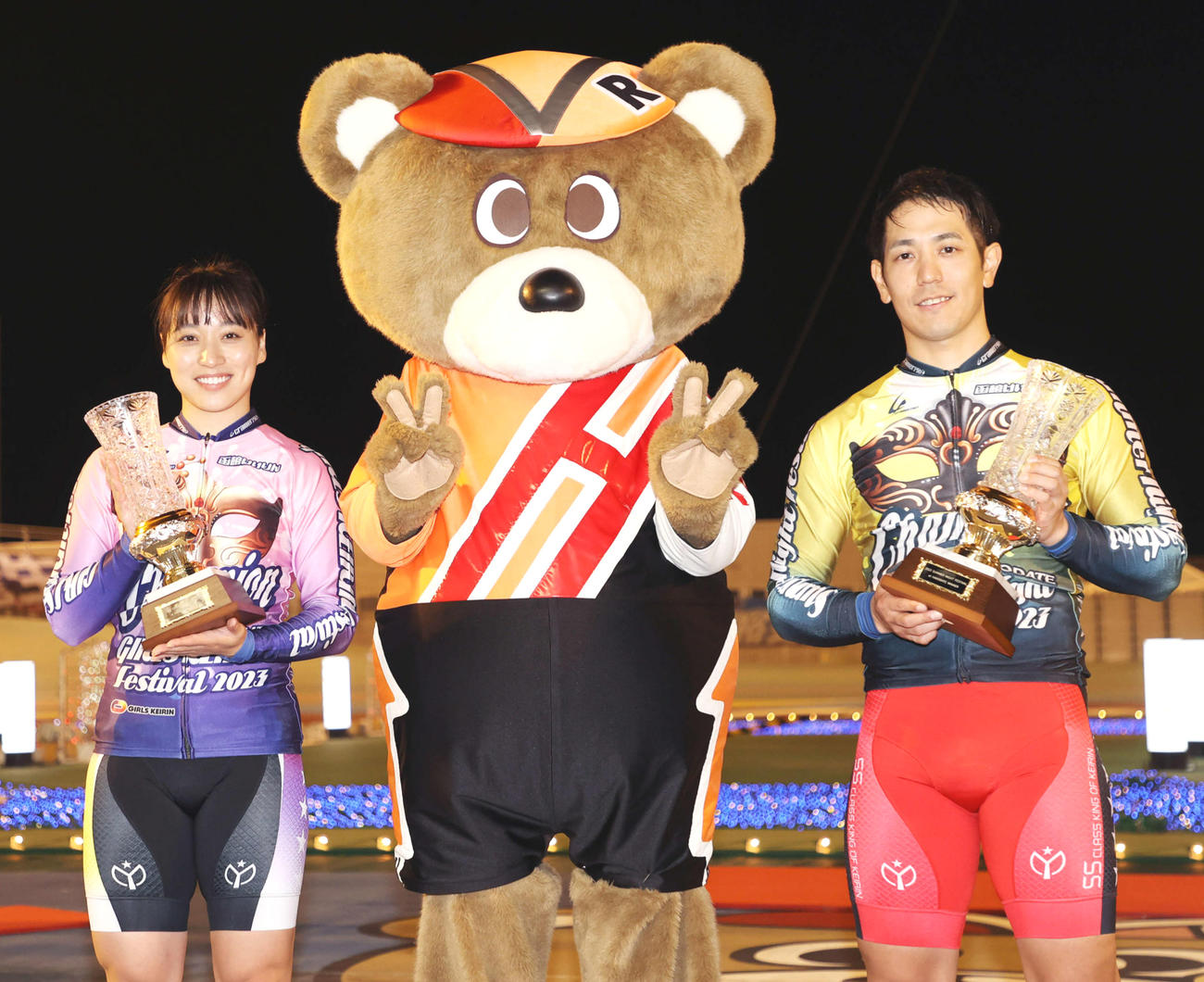 サマーナイトフェスティバルで優勝した松浦悠士（右）は、ガールズケイリンフェスティバルを制した久米詩とクリスタルカップを手に笑顔