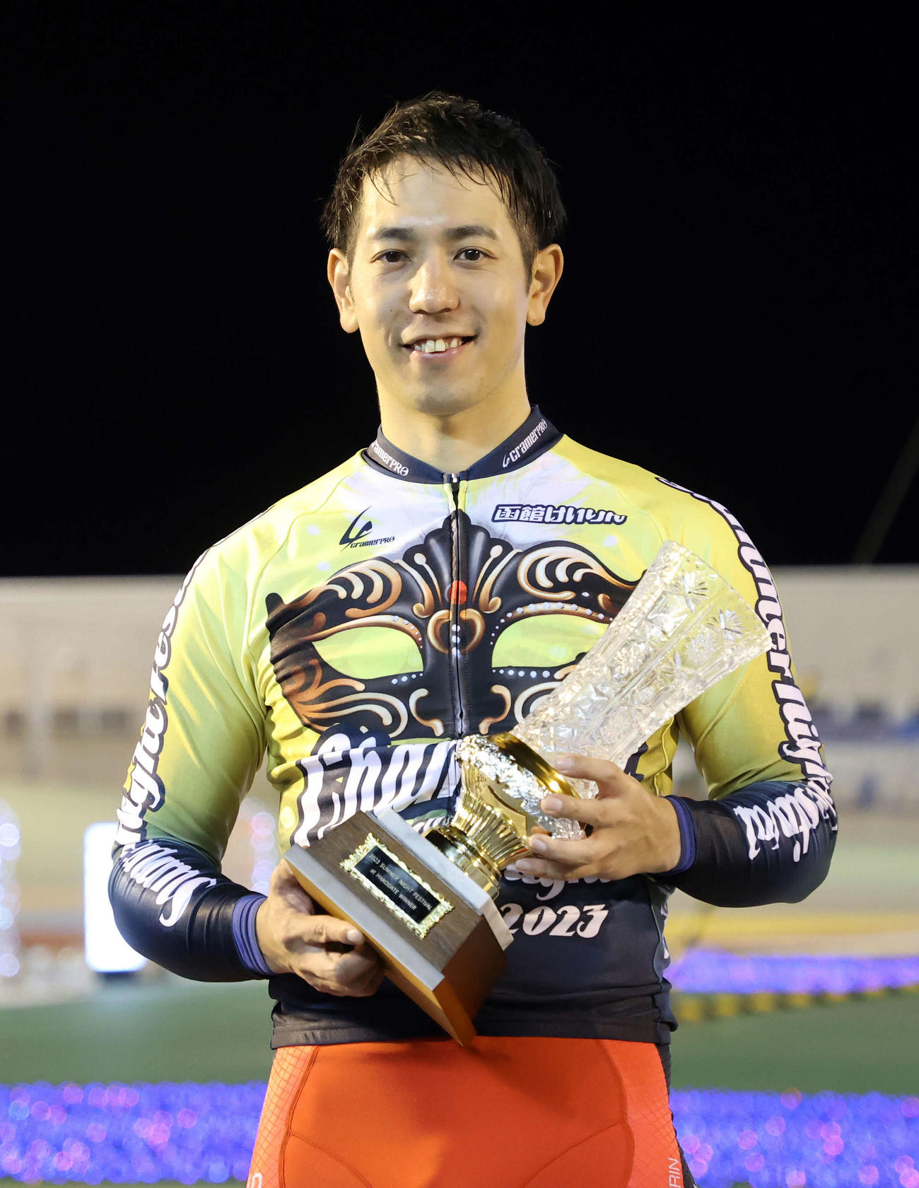 サマーナイトフェスティバルを制し、クリスタルカップを手にする松浦悠士（撮影・鈴木正人）