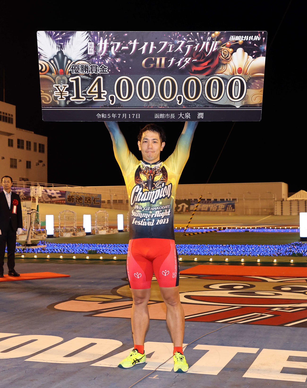 サマーナイトフェスティバルを制し、賞金ボードを掲げる松浦悠士（撮影・鈴木正人）