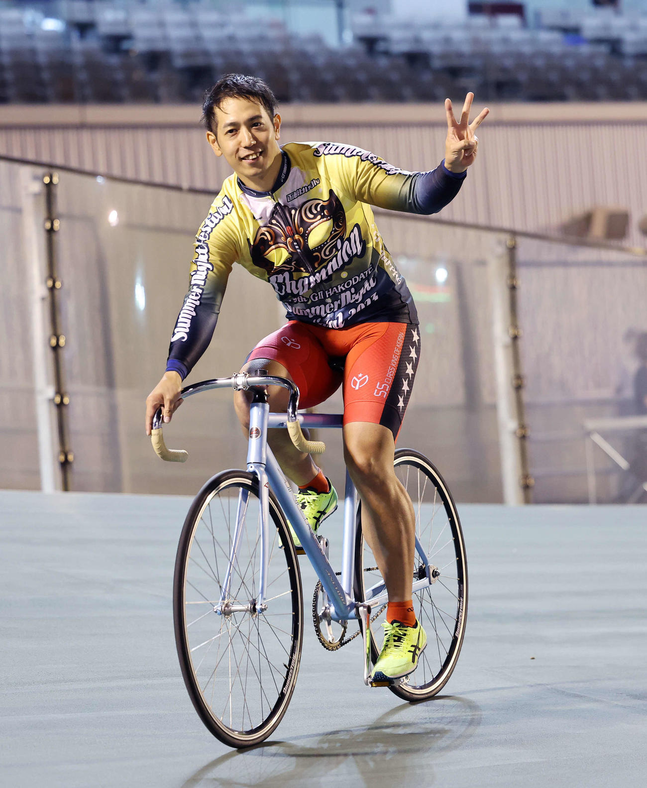 表彰式を終え笑顔で引き揚げる松浦悠士（撮影・鈴木正人）