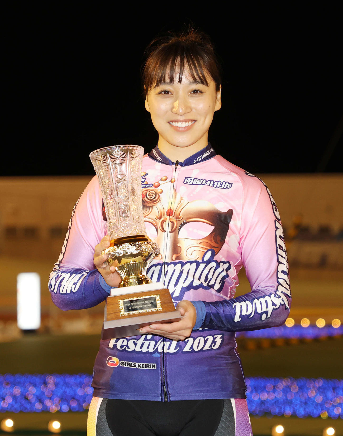 ガールズケイリンフェスティバルを制し、クリスタルカップを手にする久米詩（撮影・鈴木正人）