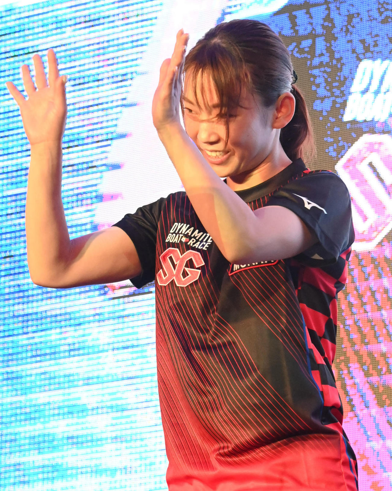 笑顔でファンに手を振る守屋美穂（撮影・和賀正仁）