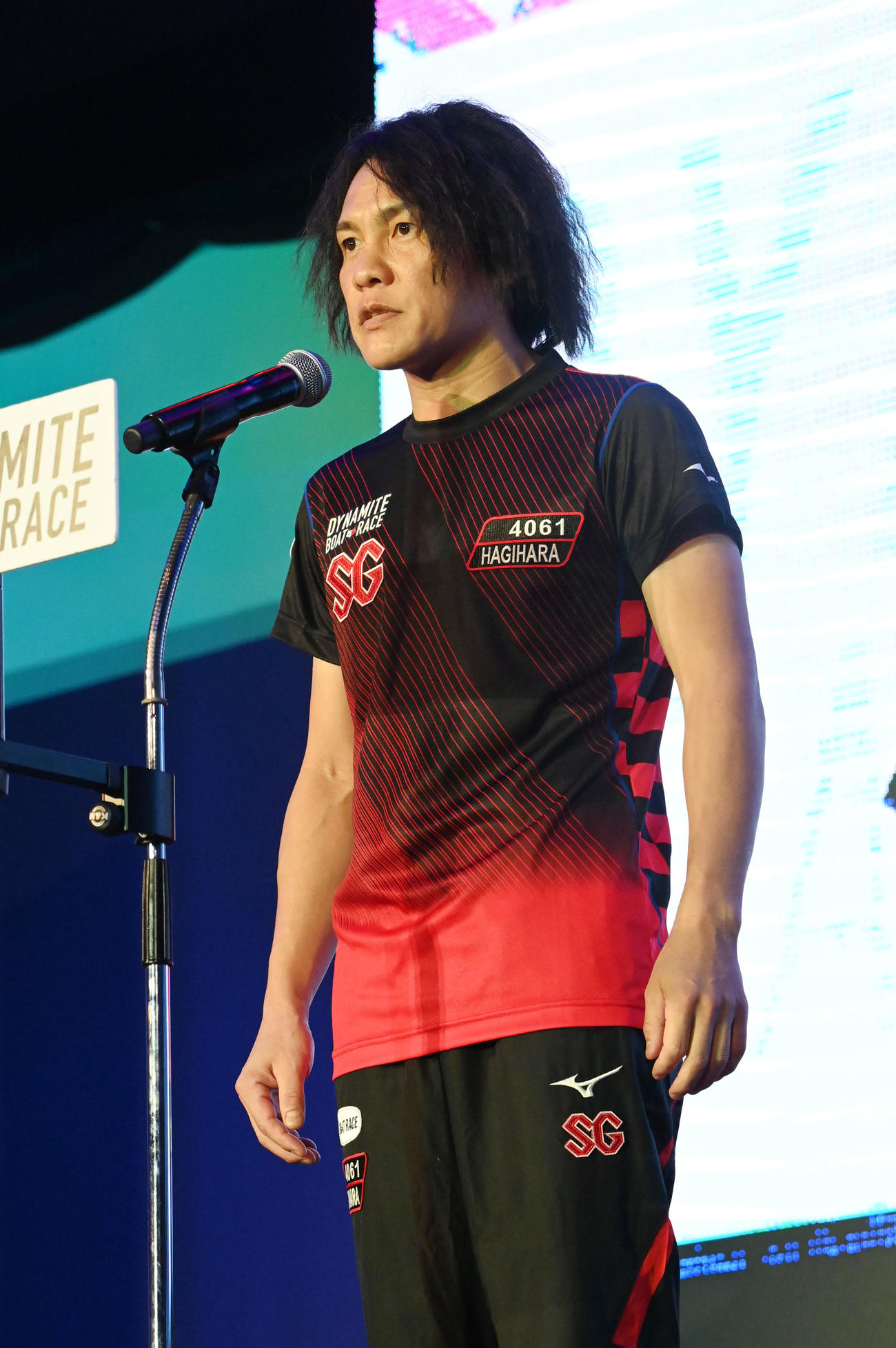 ファンに向けユーモアたっぷりにあいさつする萩原秀人（撮影・和賀正仁）