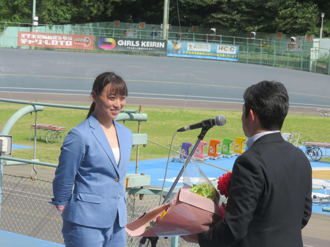 伊東競輪の開催執務委員長を務める福西淳氏（右）から花束を贈られた久米詩