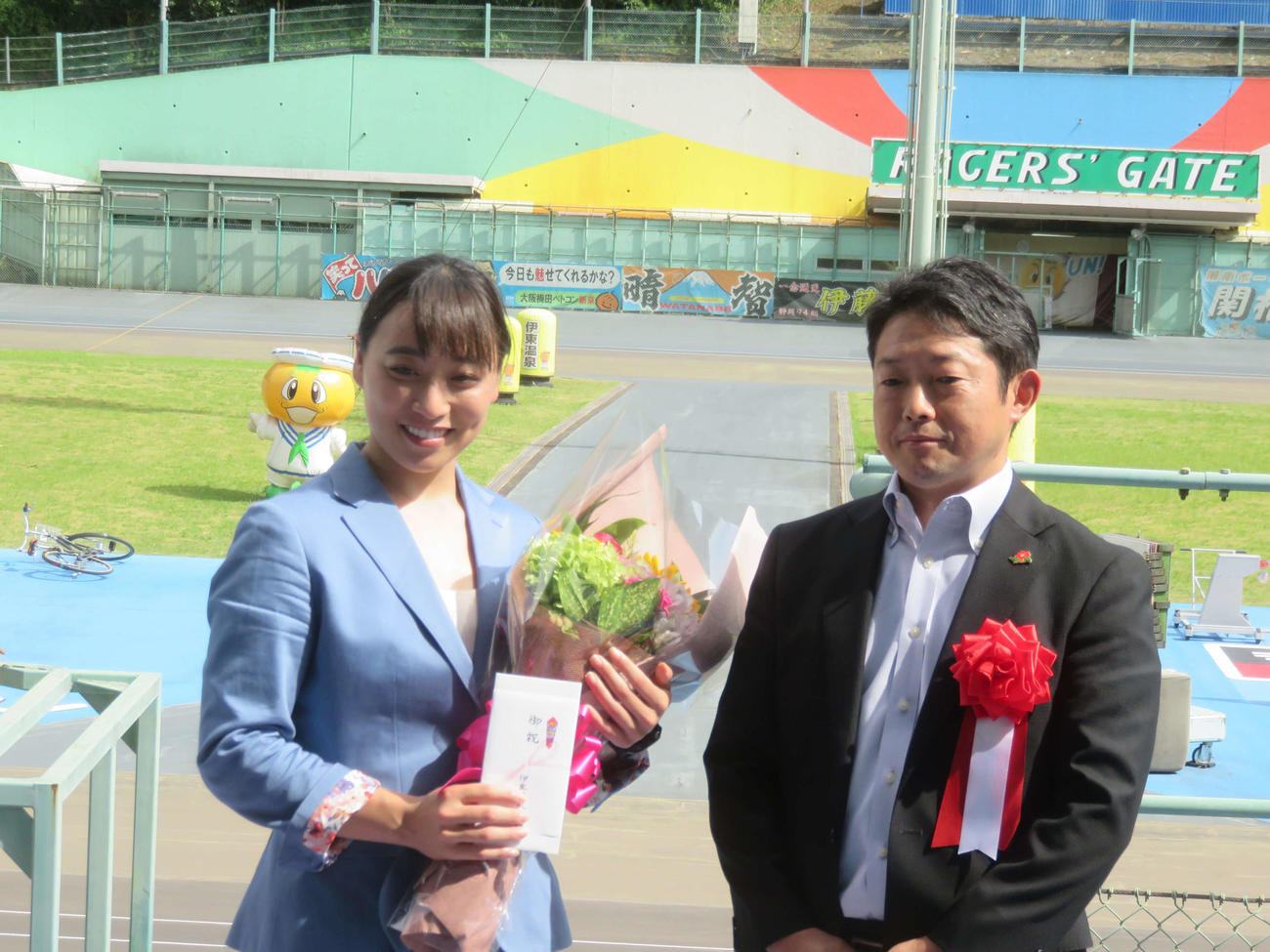 久米詩（左）は開催執務委員長を務める福西淳氏と笑顔で写真撮影に応じる