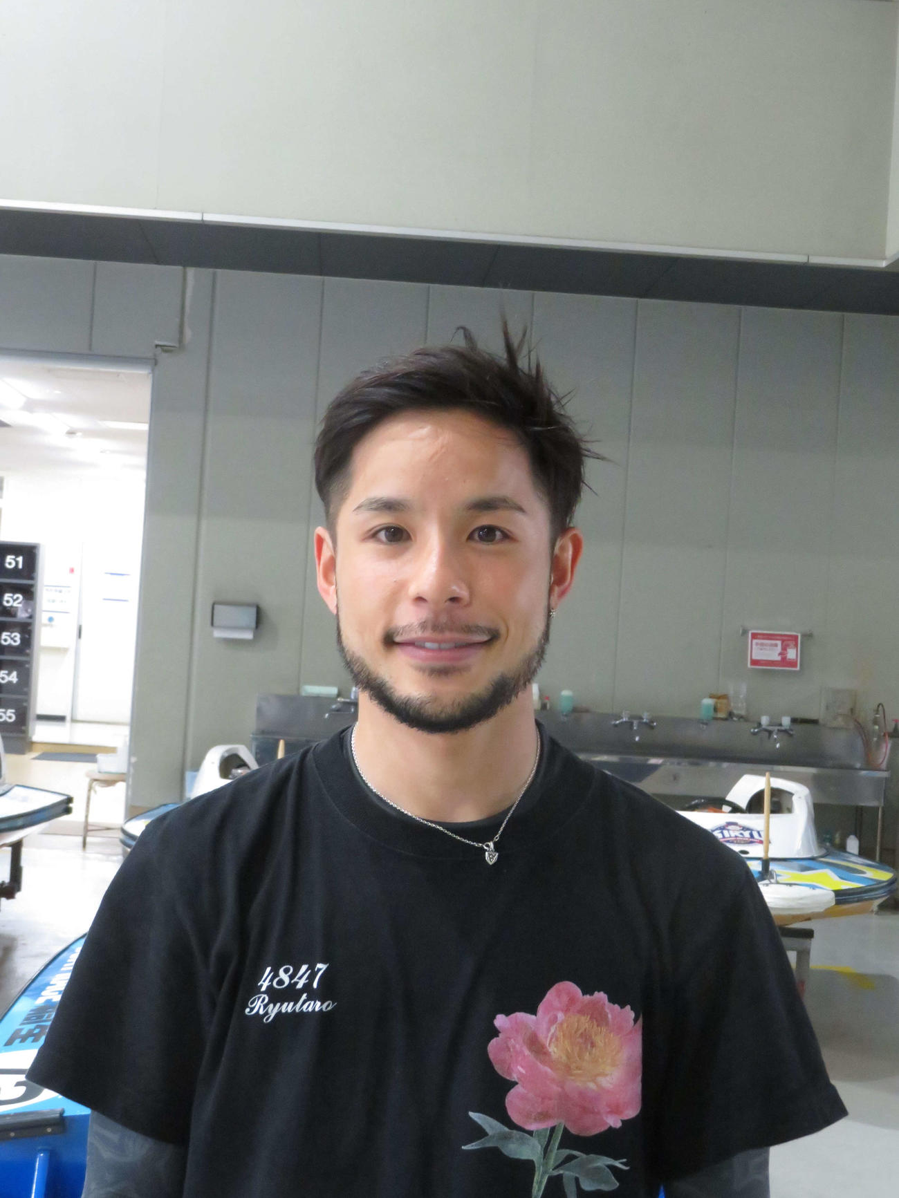 ひげをたくわえてワイルドな印象になった佐藤隆太郎