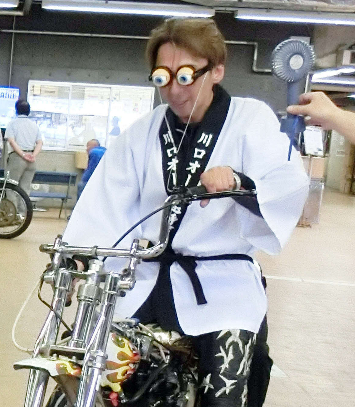 変装メガネをかけてウイニングランに向かう森且行（撮影・海老原実）