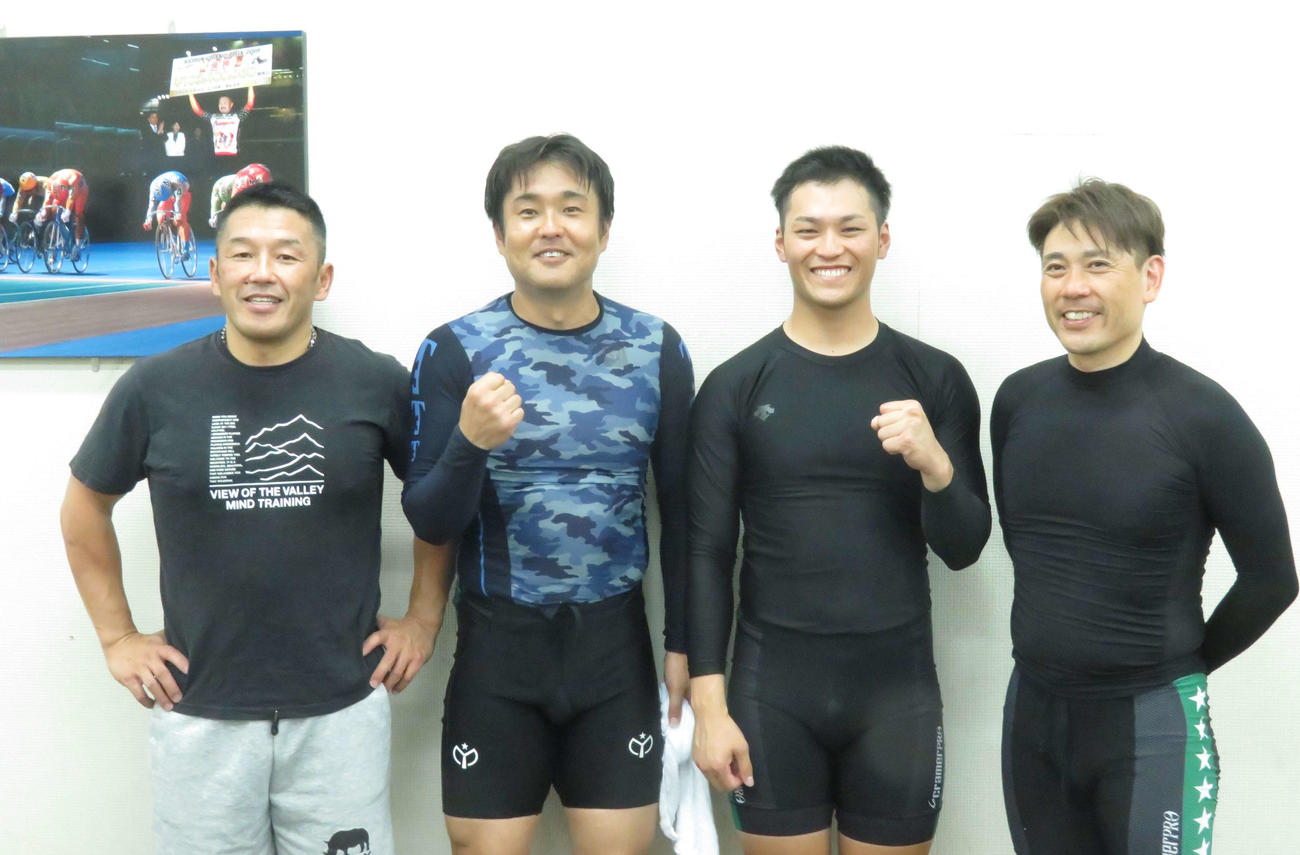 通算500勝達成の西浦仙哉（左から2番目）は特選で4車結束の中部ラインに感謝