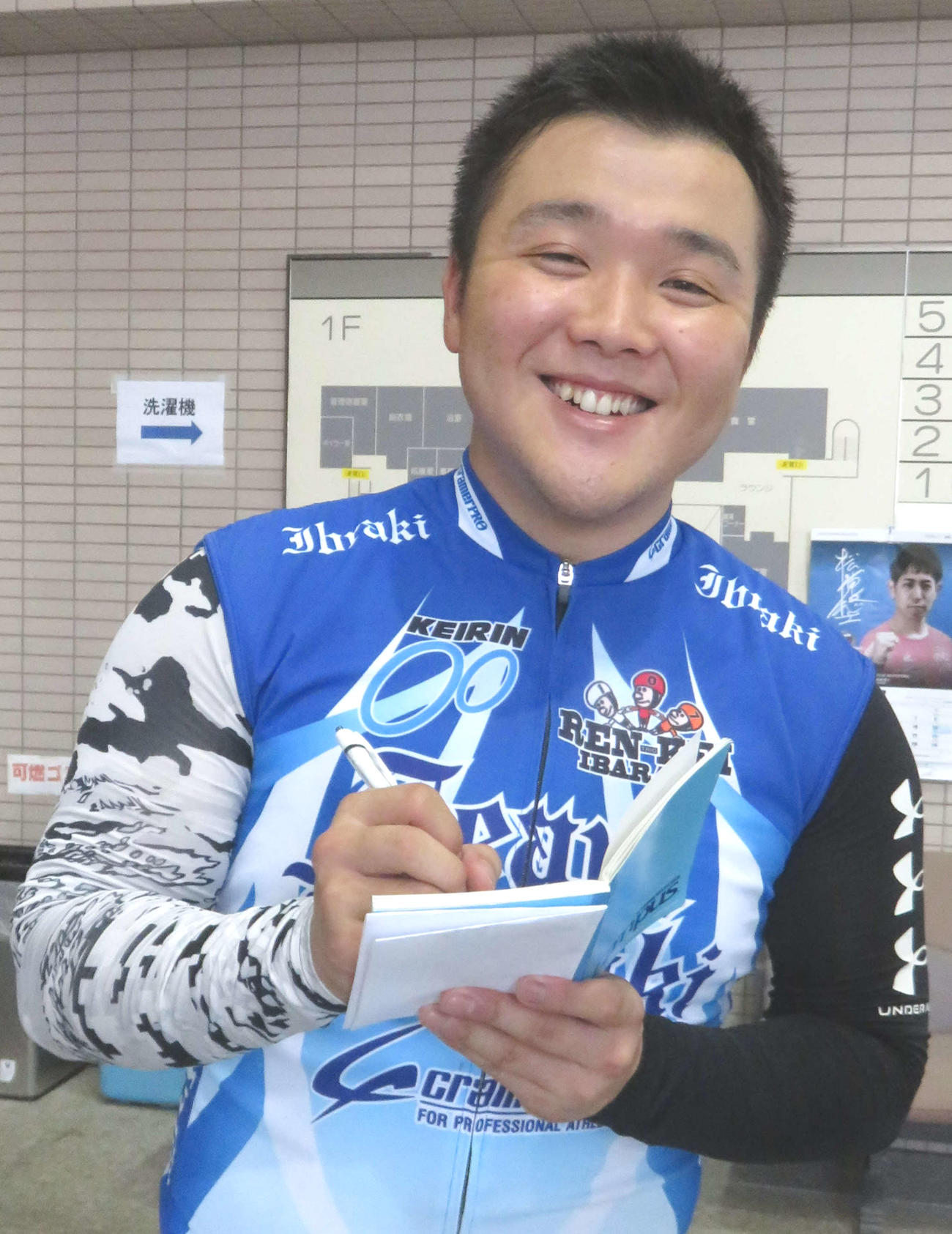 メモを書き込みながら決勝へ意欲を燃やす松田昂己