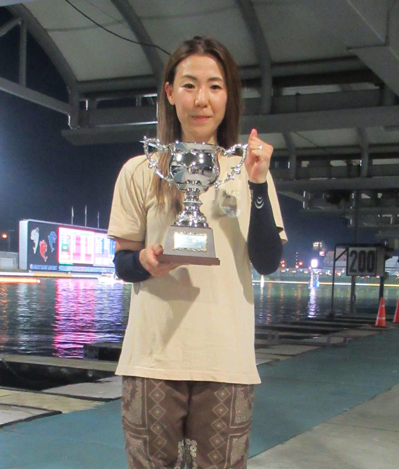 逃げ切って地元で今年初優勝を決めた鎌倉涼（撮影・奈島宏樹）