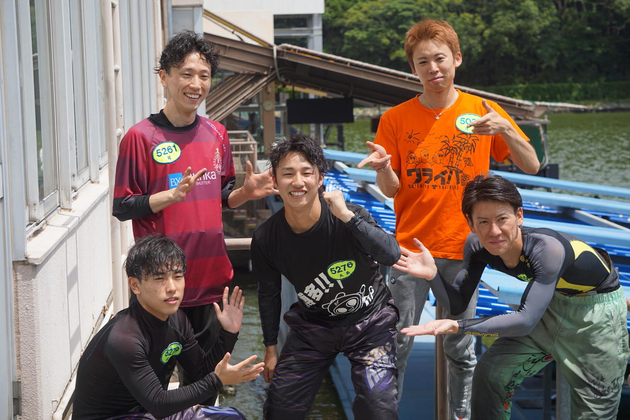 同期や先輩の祝福を受けた大島隆乃介（中央）