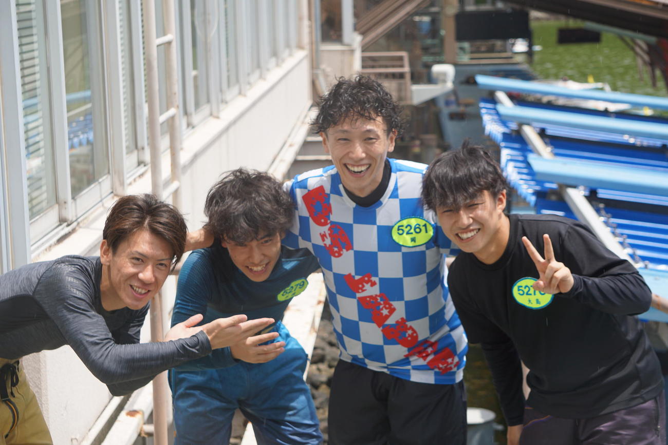 131期の同期が岡暢祐（右から2人目）の水神祭を祝福した