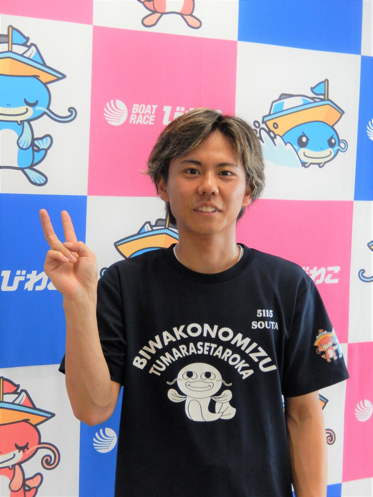 地元びわこでデビュー初優出初優勝を飾った香川颯太が、笑顔でピースサイン