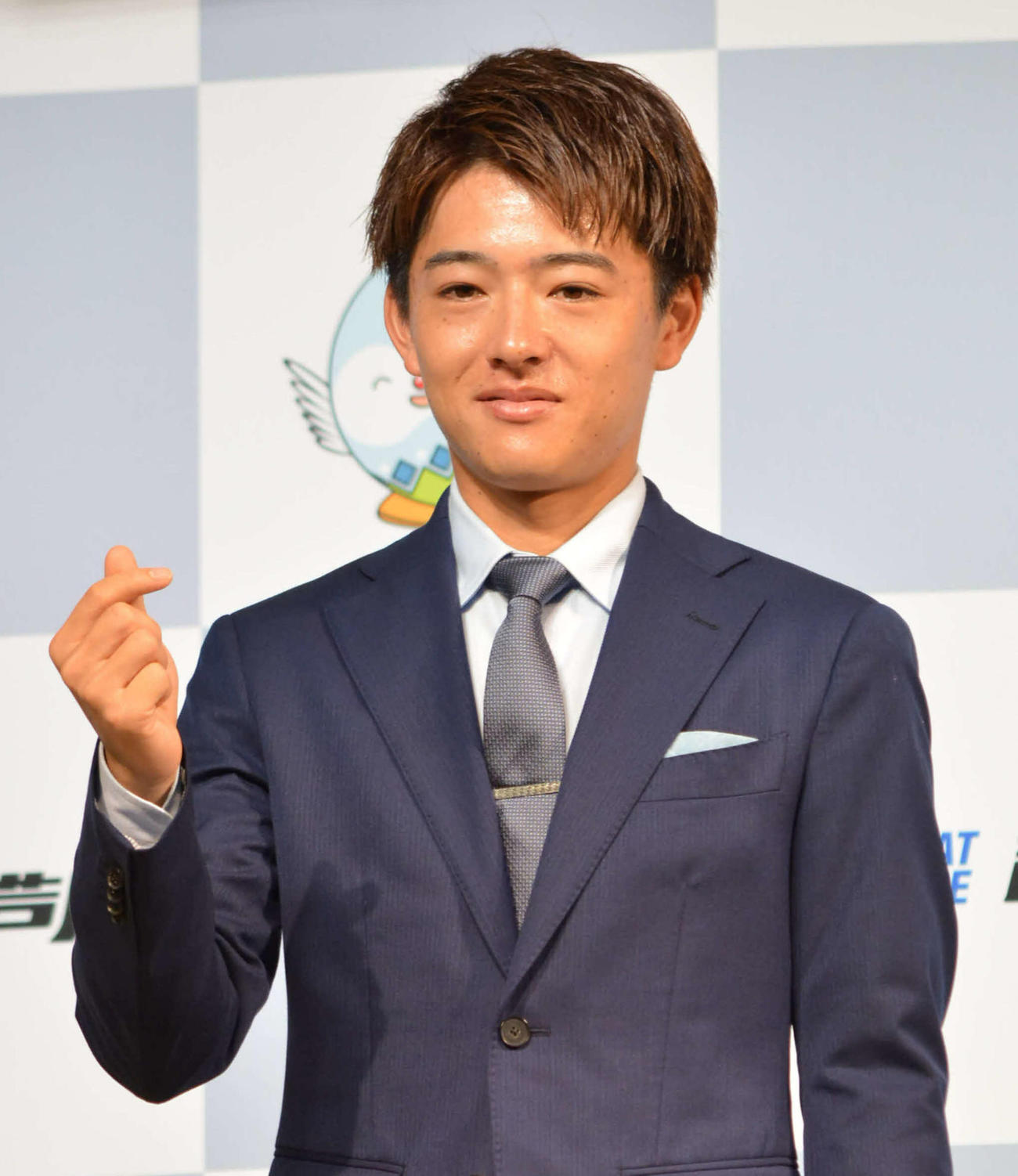 ファンに向けて、きゅんポーズの羽野直也