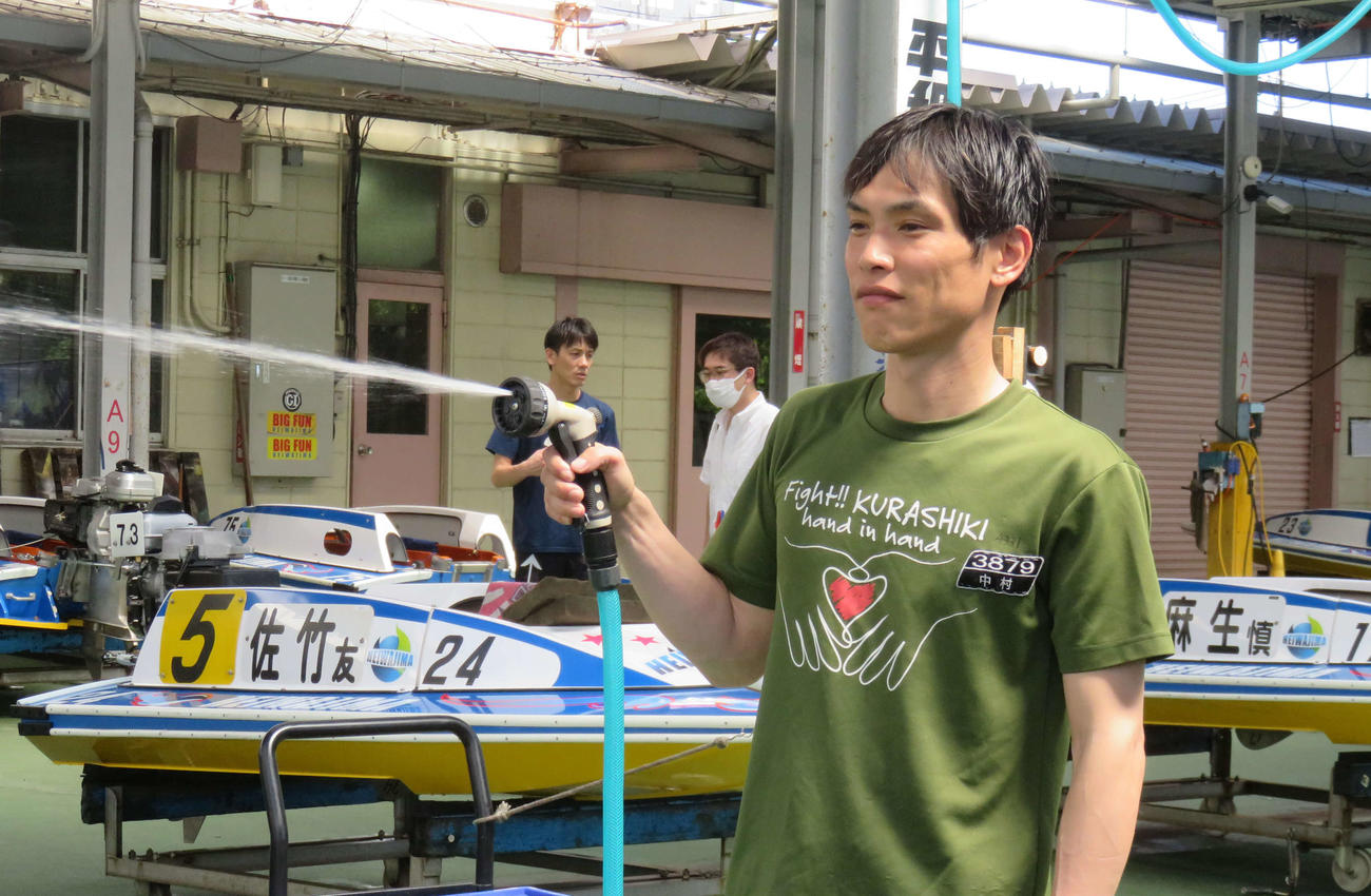 三好勇人はレース後、満足そうな表情でルーティンの打ち水を行った