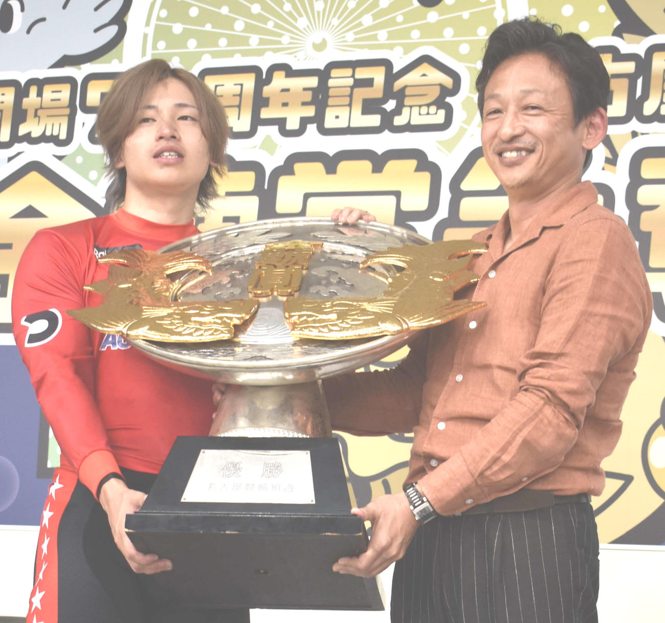 優勝した山口拳矢（左）が金鯱賞の優勝盾を父ヤマコウとともに抱える