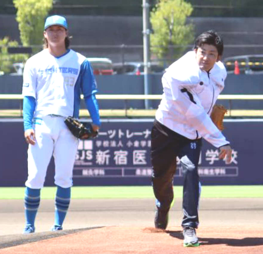 日本ハム対オリックスの2軍戦で始球式を務めたオートレーサー古木賢（右）（C）H.N.F.