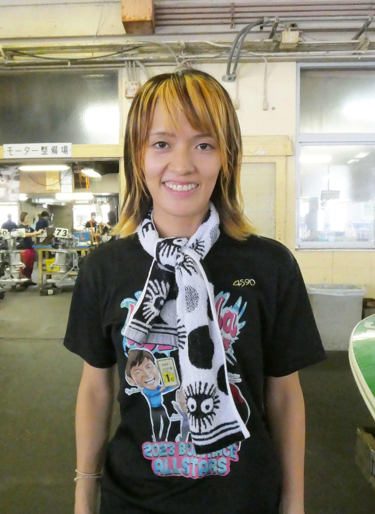 渡辺優美の髪色はひまわりがテーマ。笑顔とハンドルさばきで夏を彩る