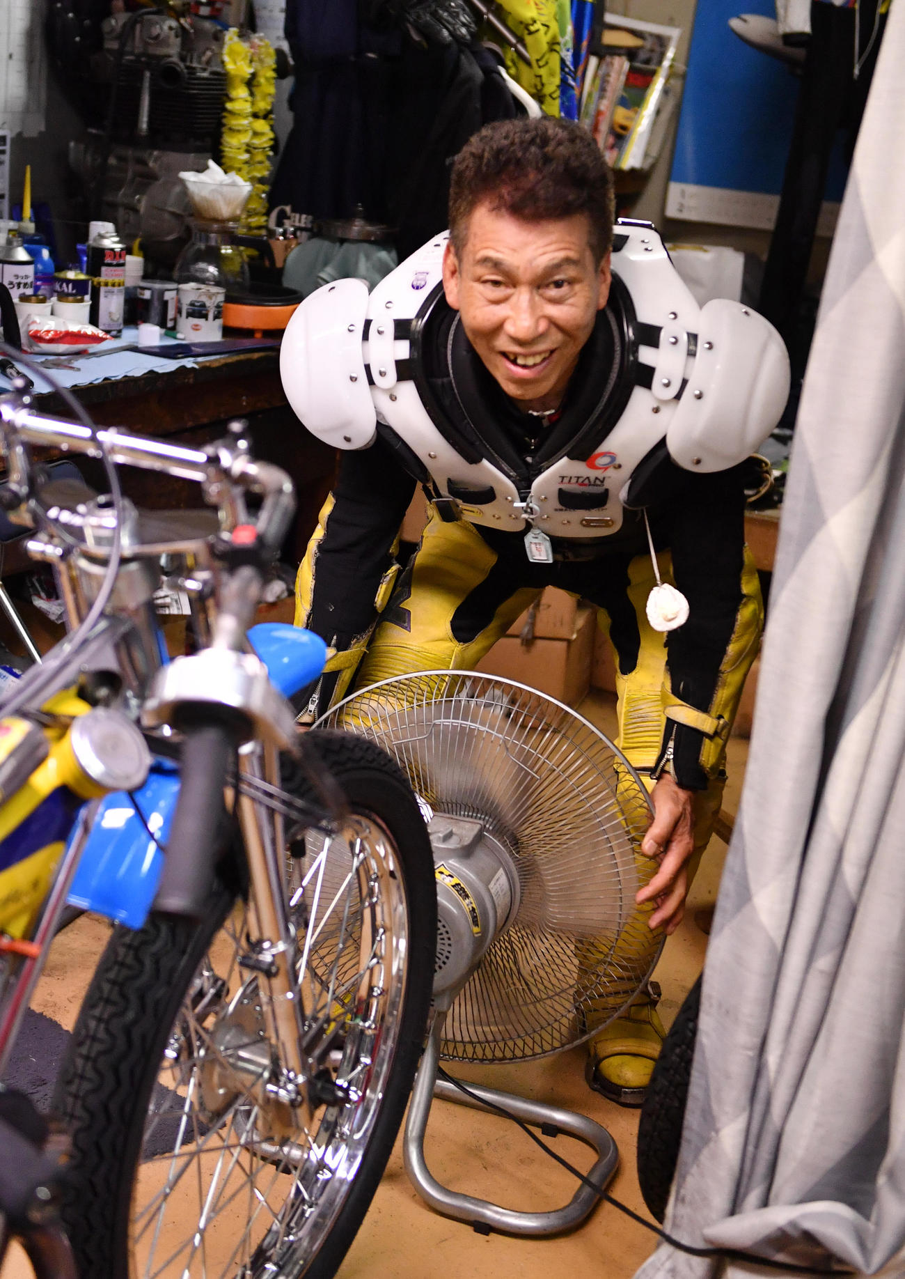 日刊スポーツ・キューポラ杯でレースを終え、扇風機でマシンを冷やす篠崎実（撮影・柴田隆二）