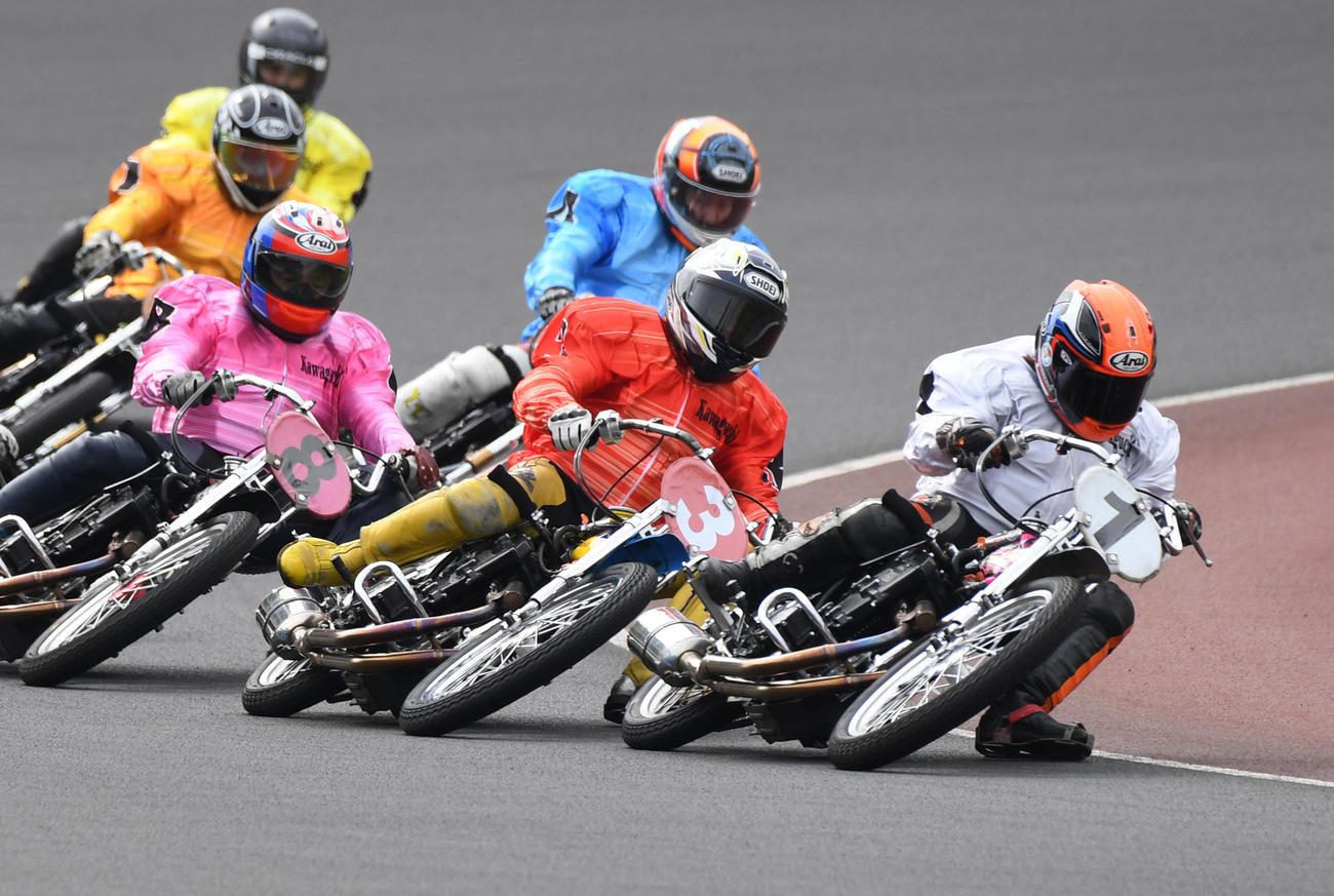レースで激走する篠崎実（右から2人目）（撮影・柴田隆二）