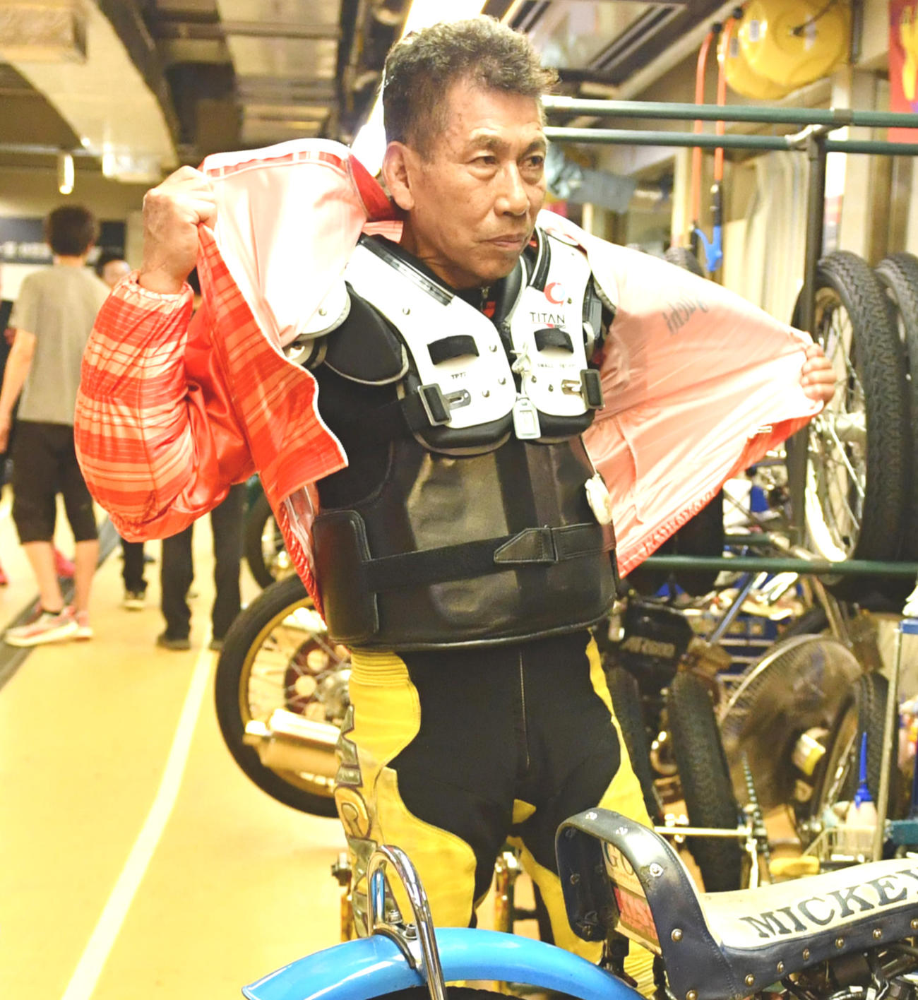 日刊スポーツ・キューポラ杯でレースを終え、勝負服を脱ぐ篠崎実（撮影・柴田隆二）