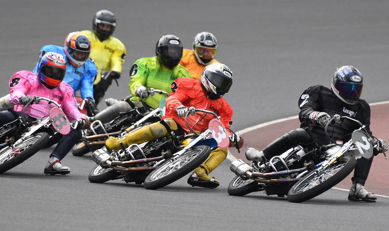 レースでトップ争いする（3）篠崎実（右から2人目）（撮影・柴田隆二）
