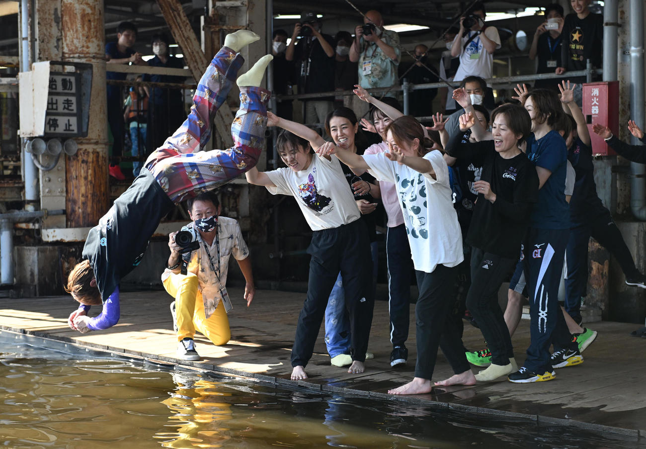 G1初勝利を挙げ仲間から水神祭を受ける今井裕梨（撮影・和賀正仁）