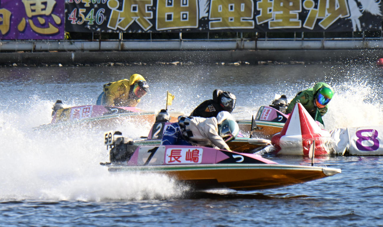 初日ドリーム、1周目2Mをトップで回る長嶋万記（中央）（撮影・和賀正仁）