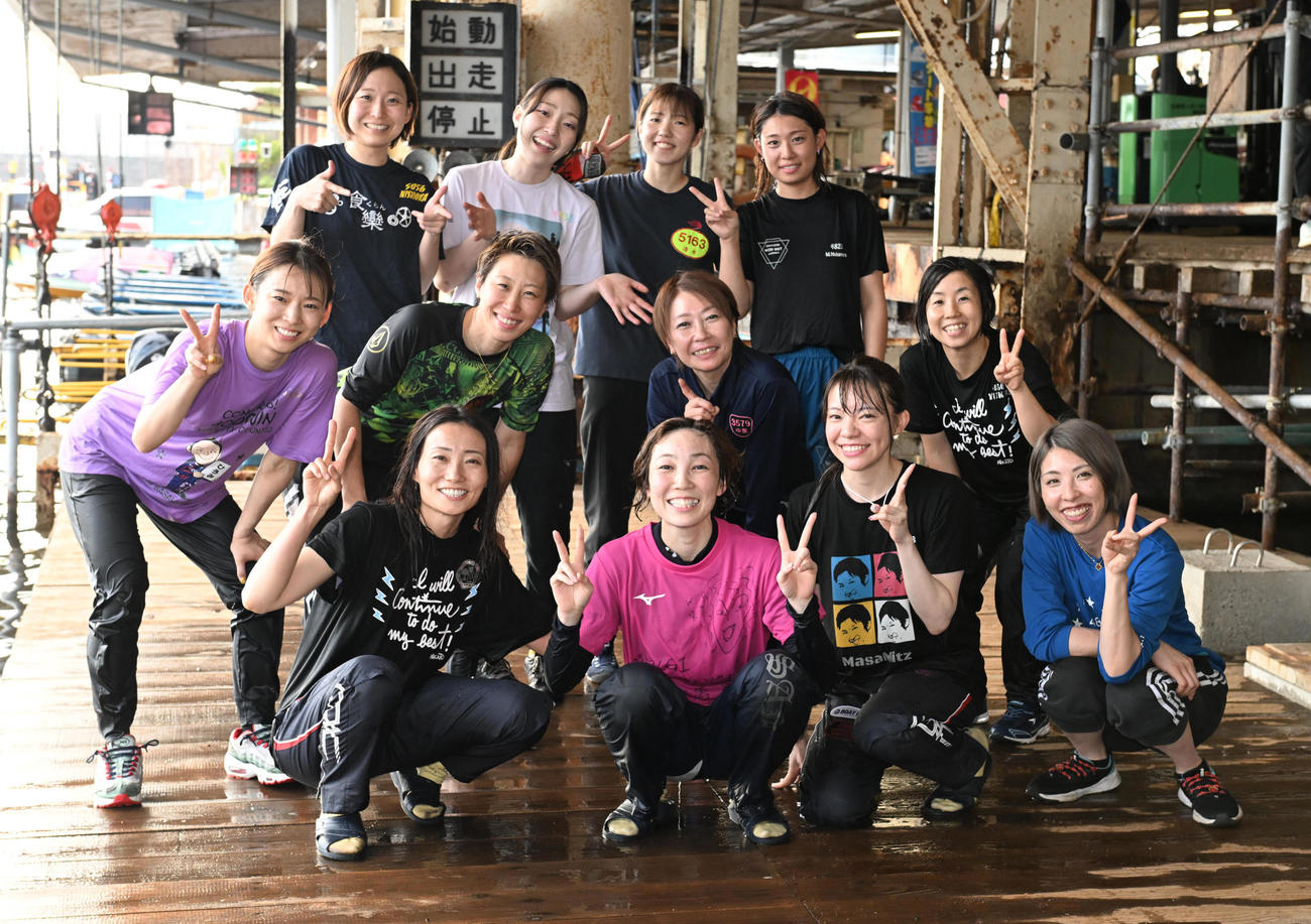 津ボート2日目　6RでG1初勝利を挙げ水神祭を受けた清埜翔子（前列左から2人目）は仲間と記念撮影　前列左から浜田亜理沙、1人置いて中村かなえ、高田ひかる、中列左から守屋美穂、藤原菜希、中里優子、樋口由加里、後列左から西岡成美、小芦るり華、清水愛海、中村桃佳（撮影・和賀正仁）＝2023年8月2日、津ボート