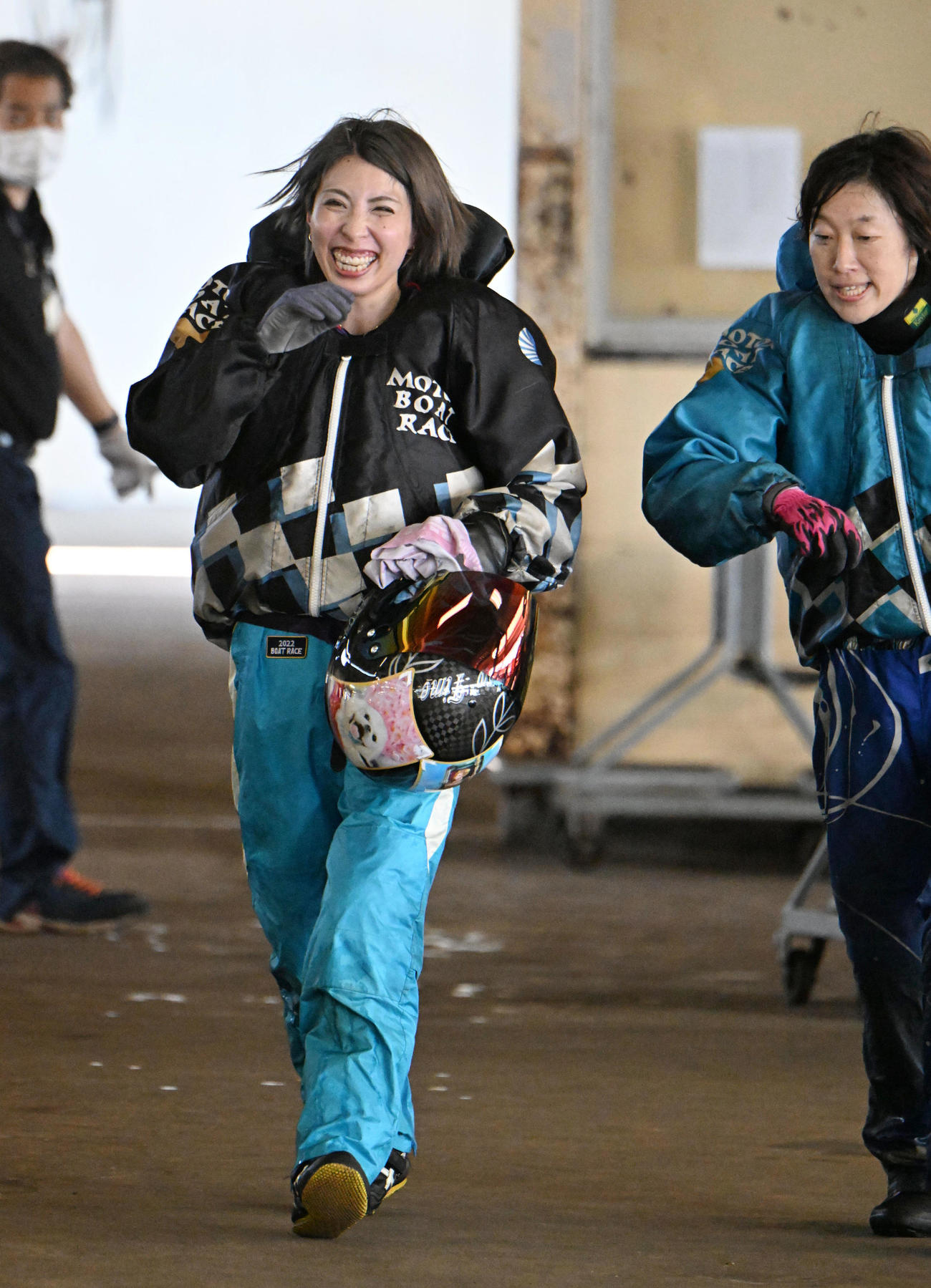 高田ひかるは8Rでシリーズ初勝利を飾り、笑顔で引き揚げた