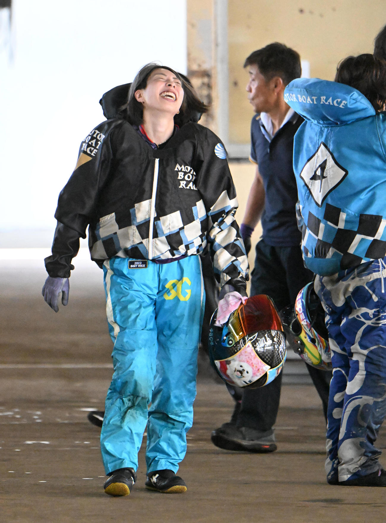 高田ひかるは8Rでシリーズ初勝利を飾り、笑顔で引き揚げた