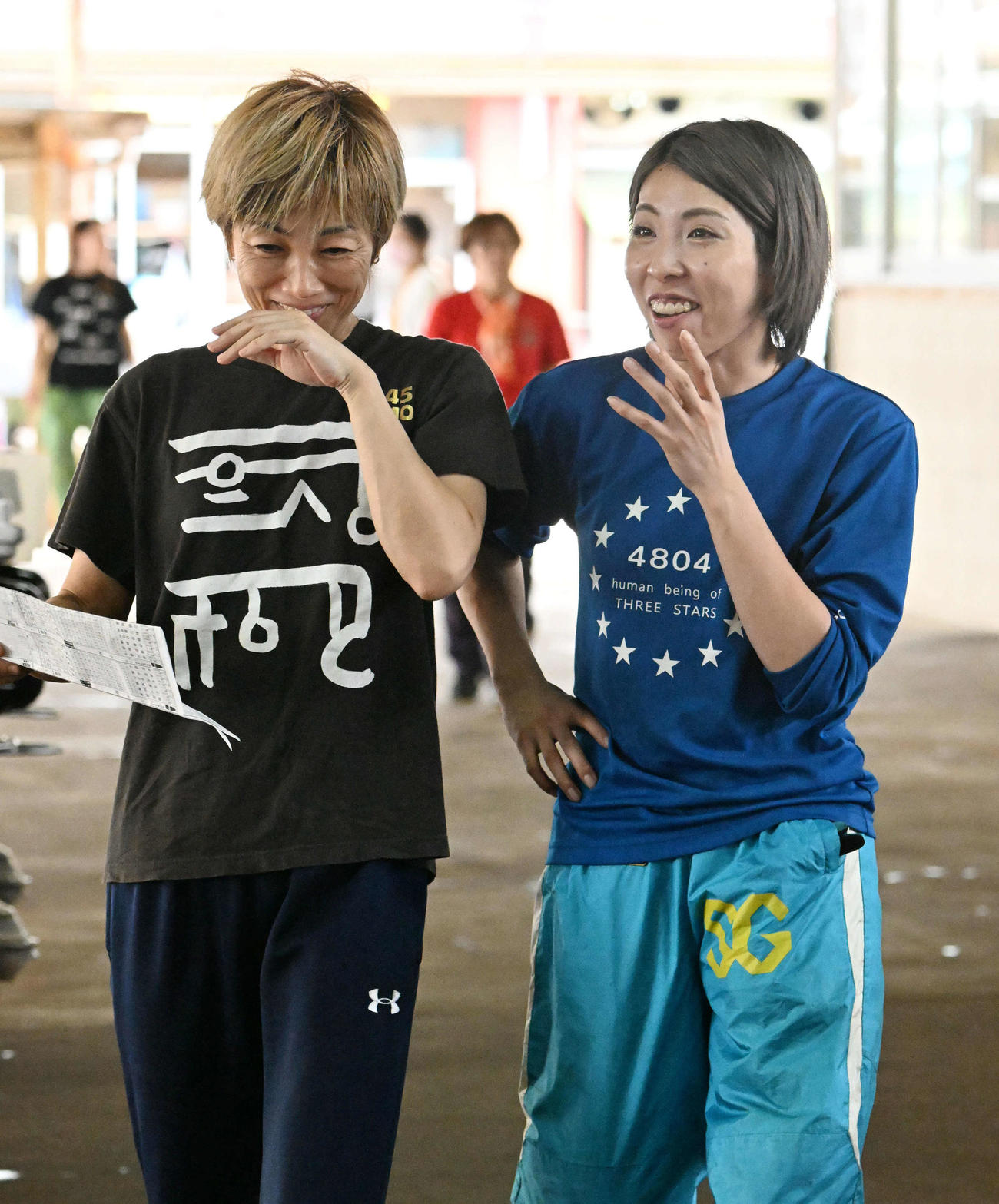 高田ひかるは、まだまだ先につなげたい。4日目は1走に集中！　（左は中谷朋子）