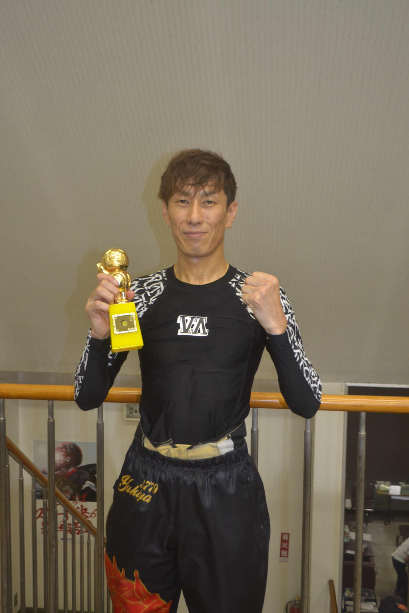 原田幸哉が今年3度目の優勝を決め、かっぱくんトロフィーを手にガッツポーズ