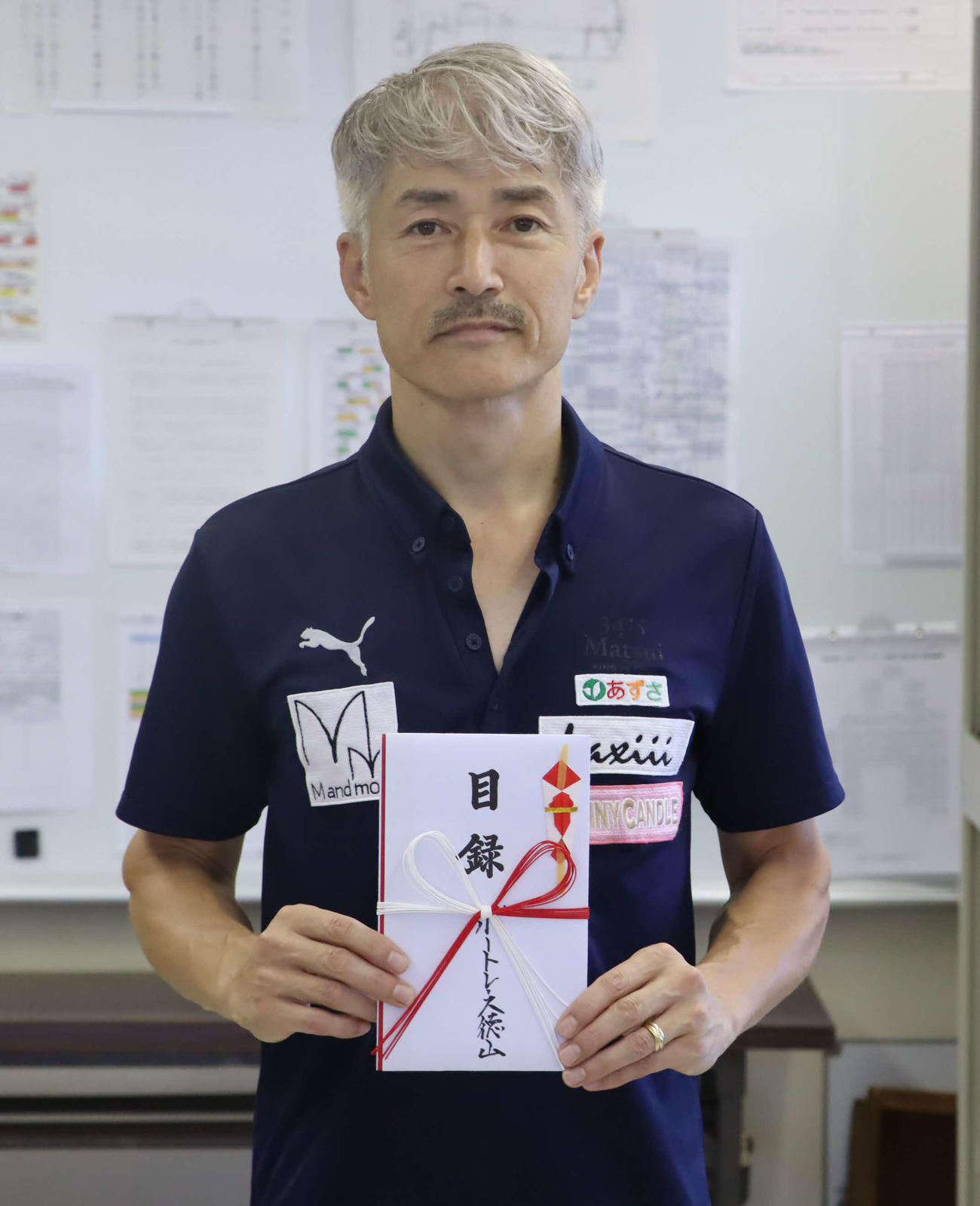 通算2500勝を達成し、記念品の目録を受け取った松井繁（徳山ボート提供）