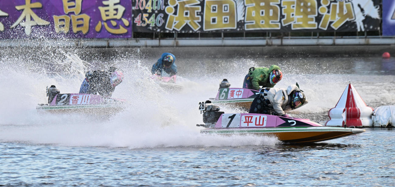 1周目2マークをトップで回る平山智加