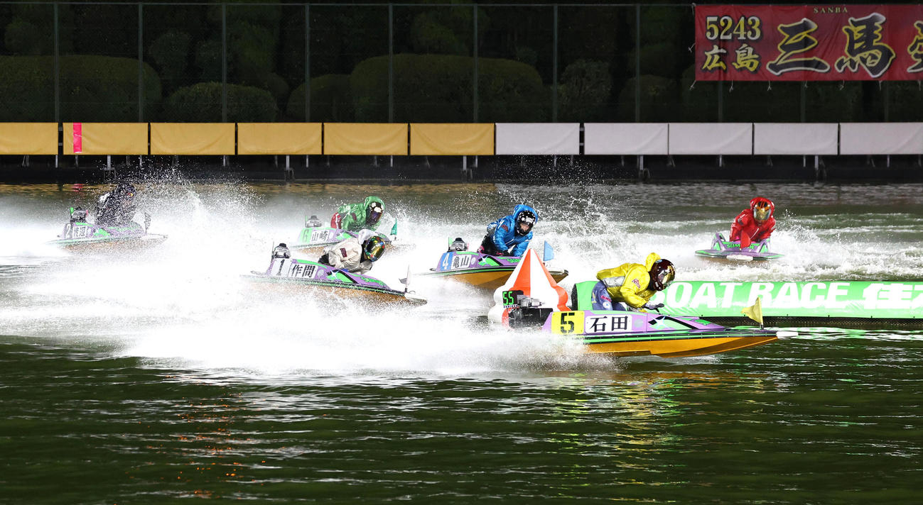 住之江10R準優勝戦　先頭で2Mを周回する5号艇石田貴洋（撮影・白石智彦）