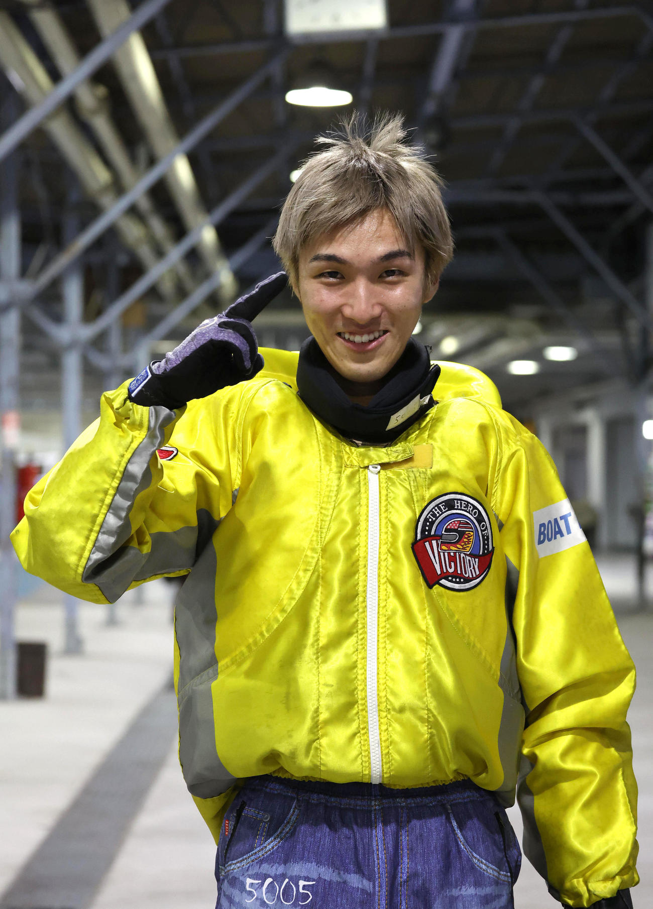 10R1着となり笑顔でポーズをとる石田貴洋（撮影・白石智彦）