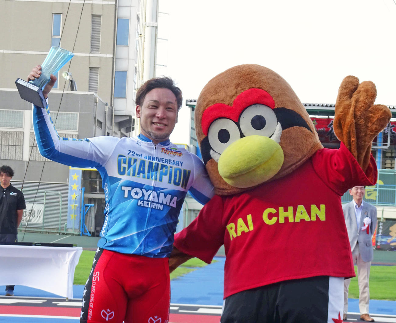 優勝した郡司浩平（左）が富山競輪のマスコット「ライちゃん」と記念撮影