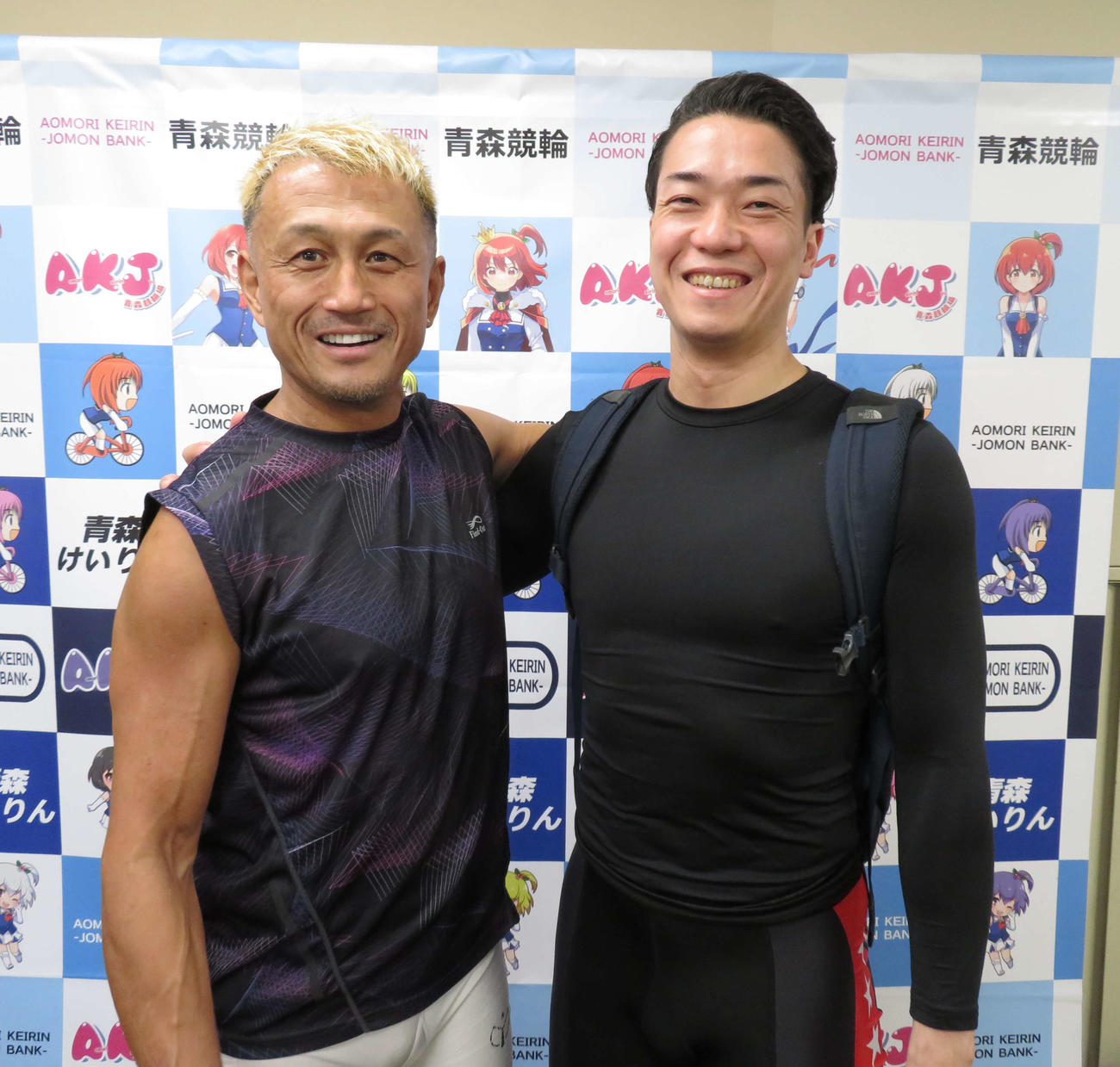 弟子の矢口大樹（右）と同時斡旋で張り切る中曽直彦（撮影・栗田文人）