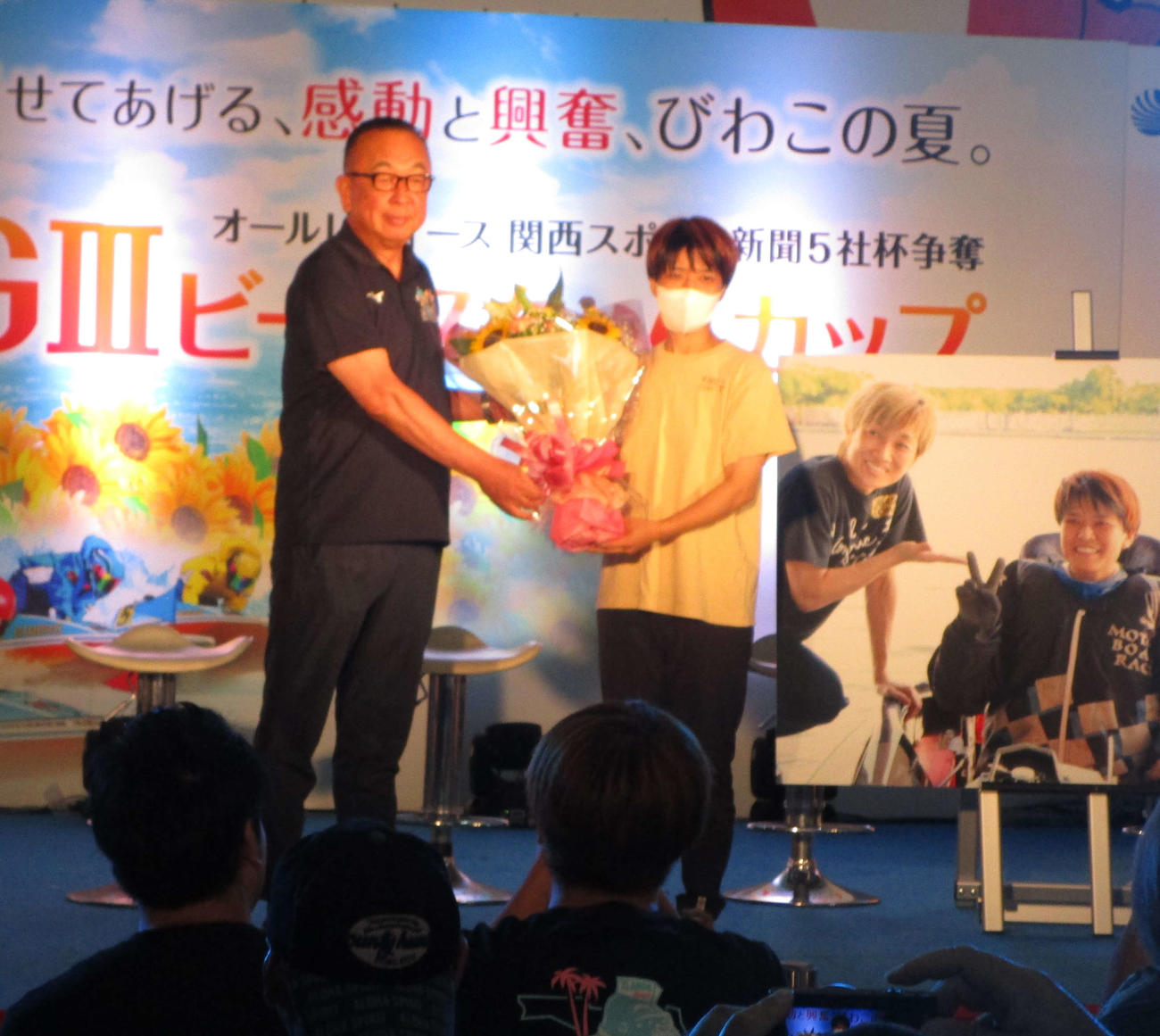 津レディースチャンピオン優勝報告会で花束を受け取る遠藤エミ（撮影・安井雅彦）