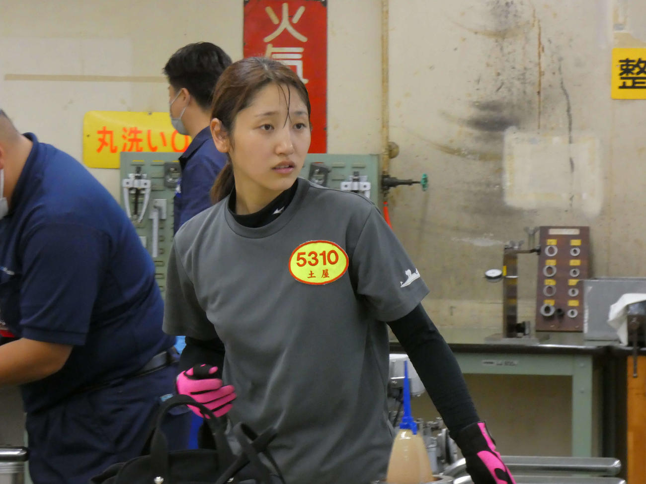 前検の作業に励む土屋蘭