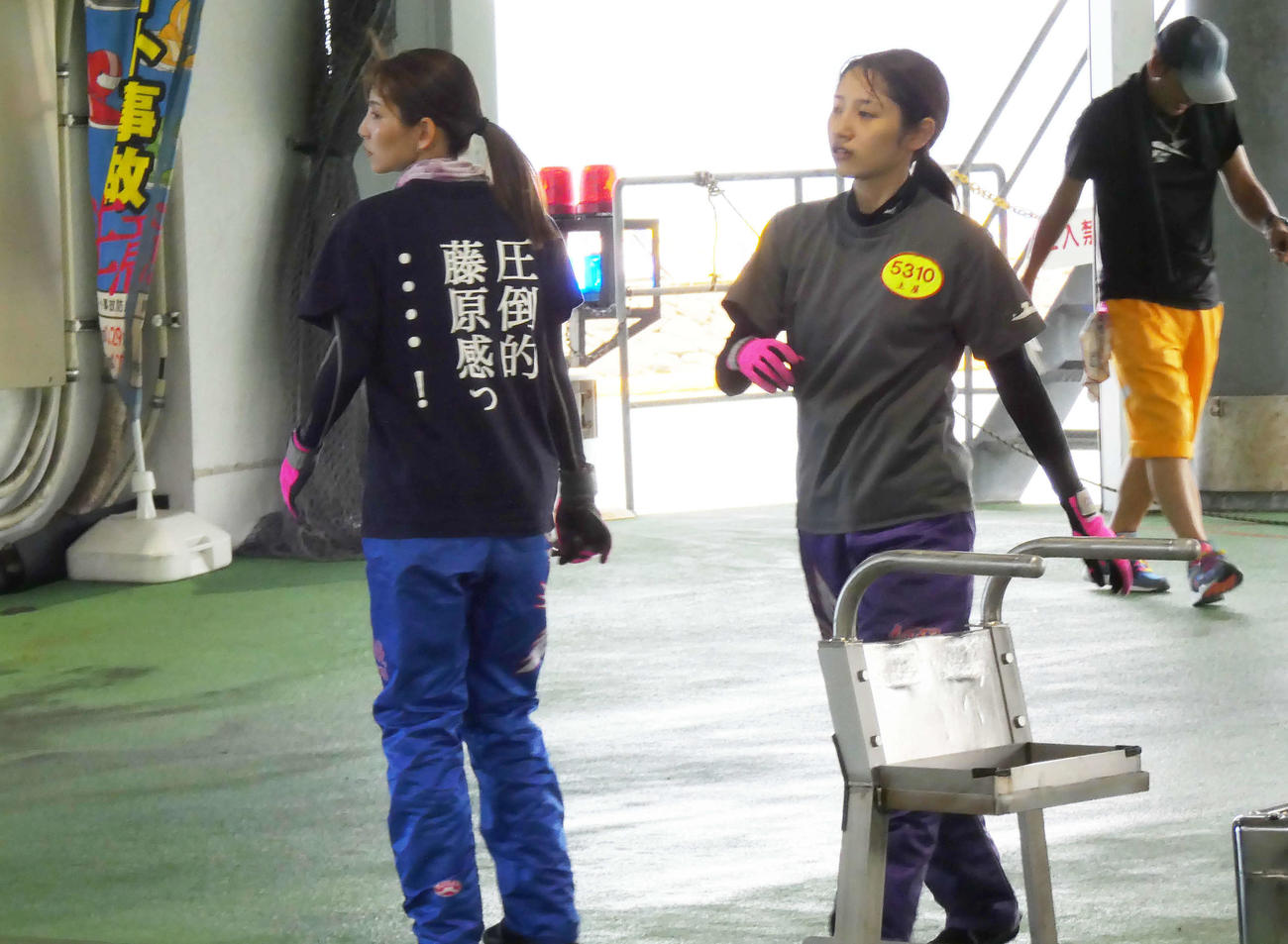 土屋南（左）と蘭がピットを駆け回る