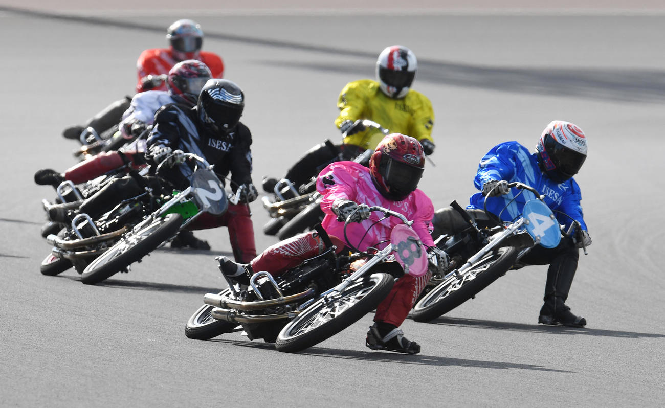 予選4R、1着中村雅人（8）、2着佐藤裕二（4）、3着渋沢憲司（2）（撮影・柴田隆二）