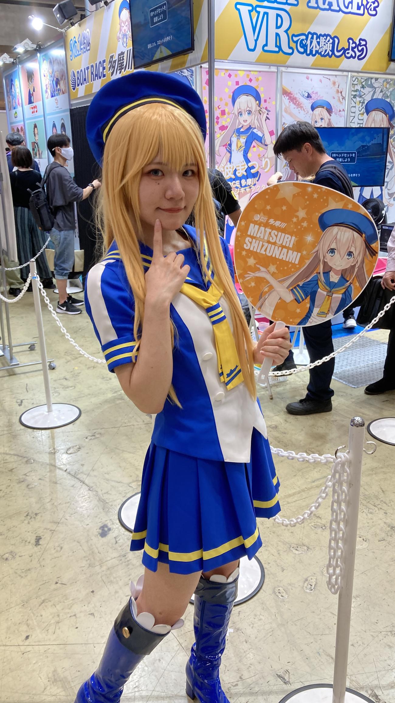 多摩川ボートのブースには、イメージキャラクター静波まつりのコスプレーヤーがアピールした