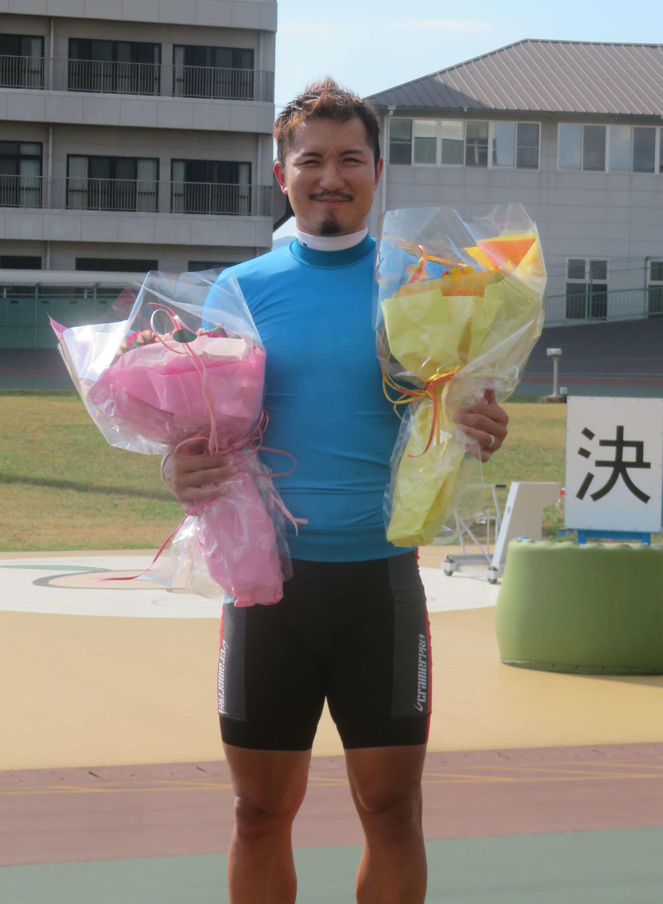 G3初優勝を果たして笑顔で両手に花束を抱える金子幸央